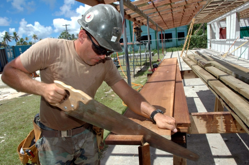 charpentier-HYERES-min_worker_construction_building_carpenter_male_job_build_helmet-893290